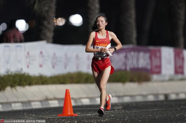 中国选手马玉贵在夜幕下奔跑